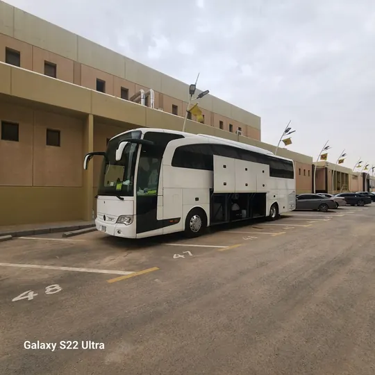 حافلة كبيرة مع مساحة أمتعة